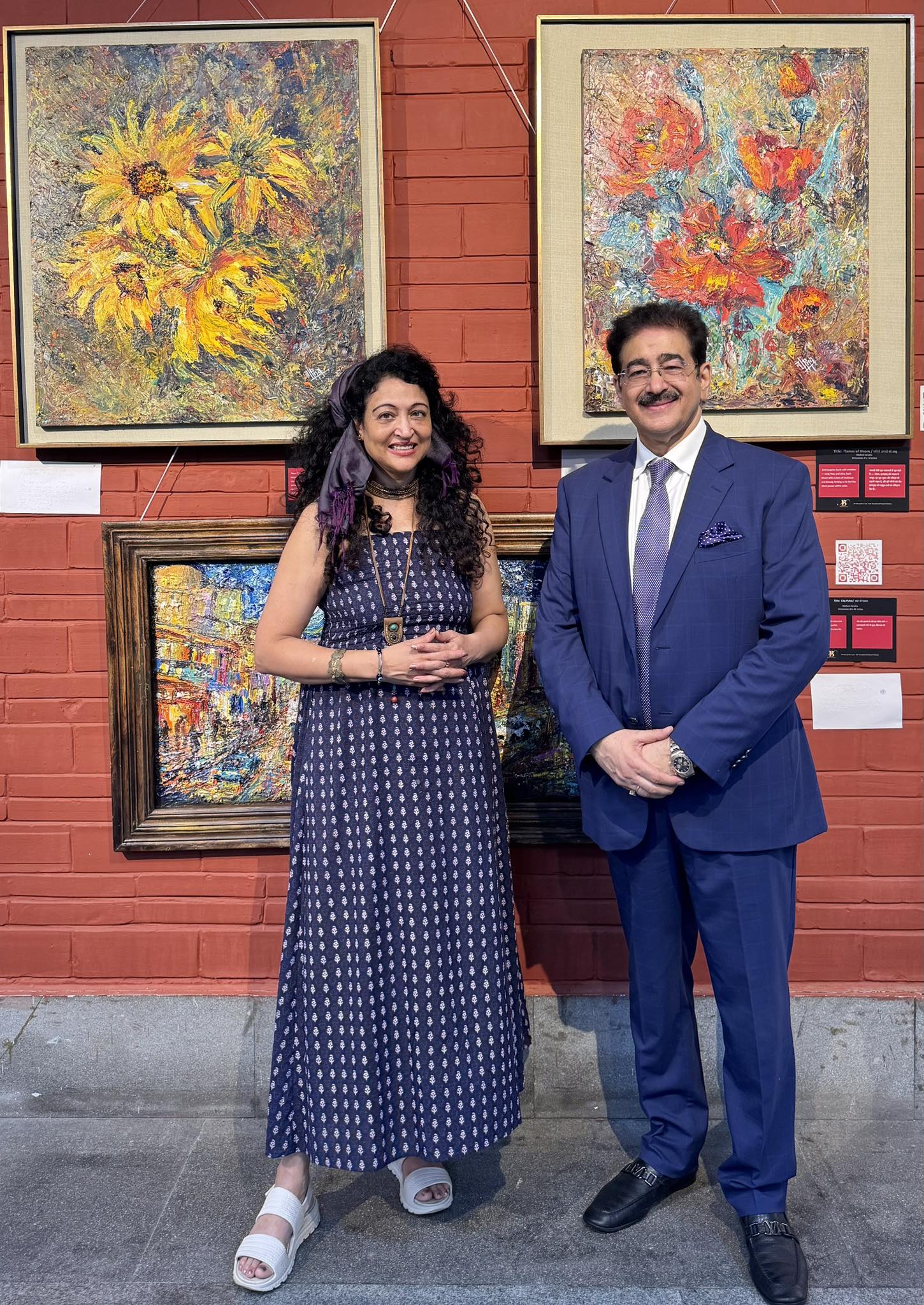 Sandeep Marwah Visits Solo Show of Paintings by Artist Alpna Kataria at India Habitat Centre